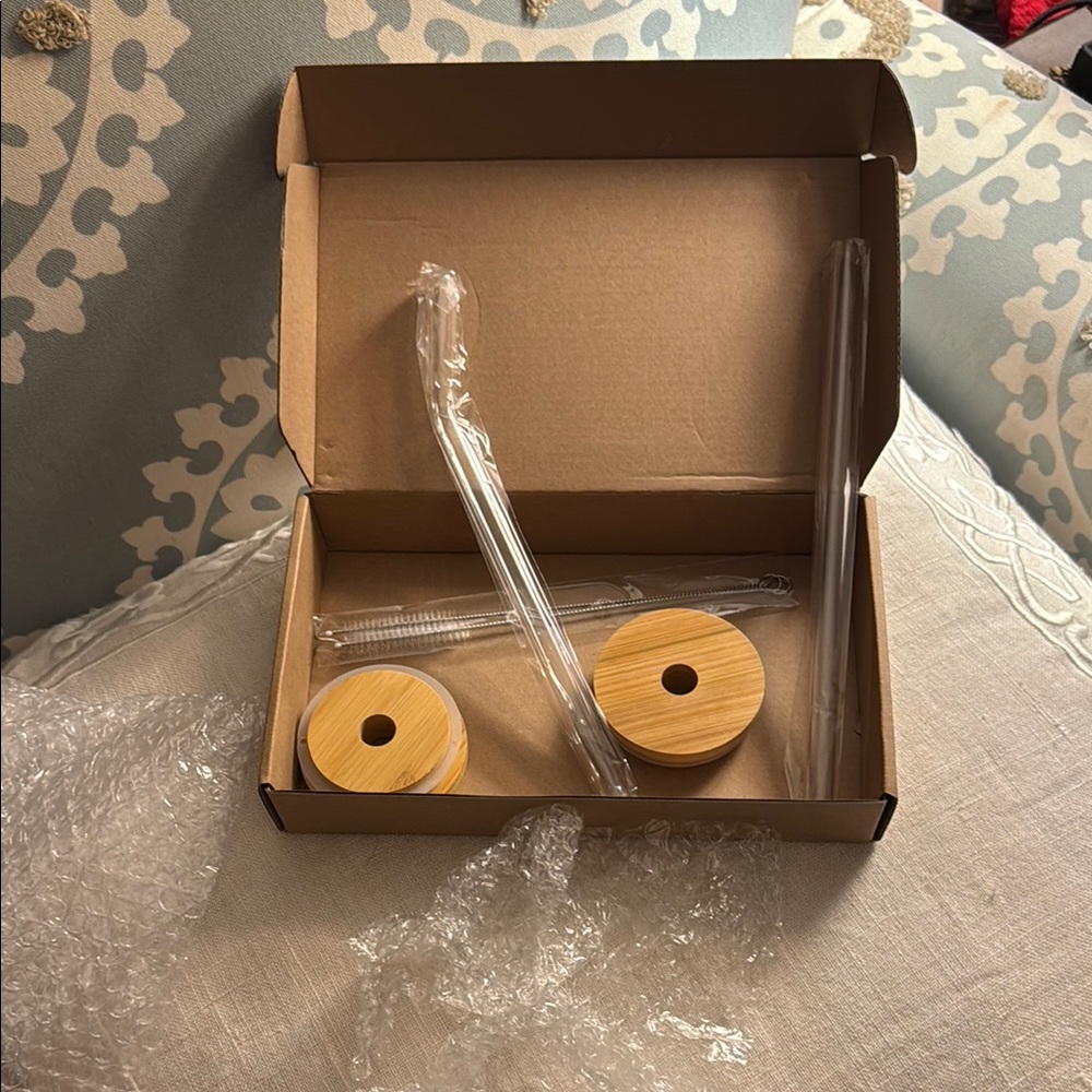 2 Bamboo Lids With Straw Hole & 2 Glass Straws Set meant for 16 Oz Beer Glasses